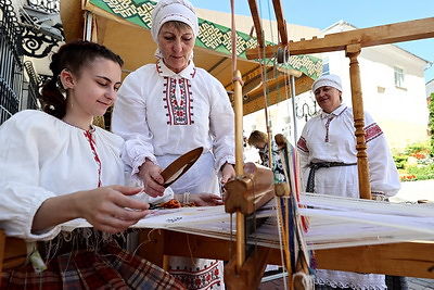 В Витебске у Летнего амфитеатра работает выставка в рамках ХI Форума регионов Беларуси и России