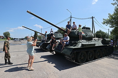 \"Марш Победы\". Легендарные танки Т-34 встретили в Дятлово