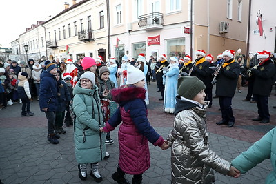 Время загадывать желания. Новогоднее дефиле Деда Мороза и его оркестра зарядило настроением брестчан