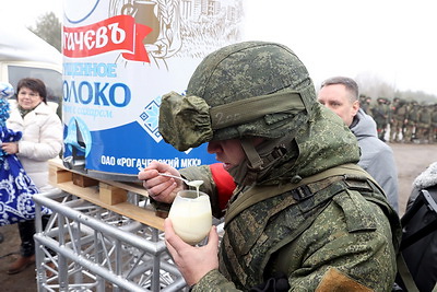 Сюрприз для армейцев. Банку сгущенки весом в тонну доставили в Северо-Западное оперативное командование