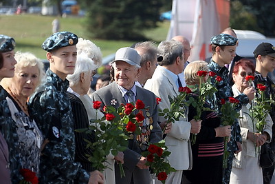 Торжественная церемония возложения цветов прошла у стелы \"Минск - город-герой\"