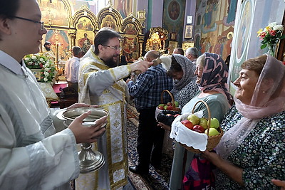 Православные верующие празднуют Преображение Господне - Яблочный Спас