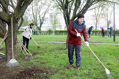 Минчане трудятся во время республиканского субботника