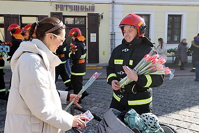 Спасатели Гродно провели акцию \"112 тюльпанов для милых женщин\"