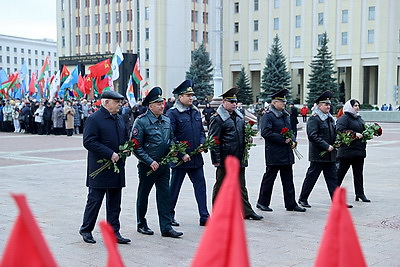 Возложение цветов к памятнику Ленина состоялось на площади Независимости в Минске