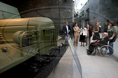 Накануне Дня Независимости зарубежные гости посетили Музей истории ВОВ