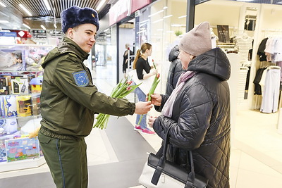 Военнослужащие с цветами и под аккомпанемент оркестра поздравили брестчанок с 8 Марта