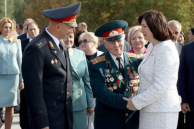 Торжественная церемония возложения цветов прошла у стелы \"Минск - город-герой\"