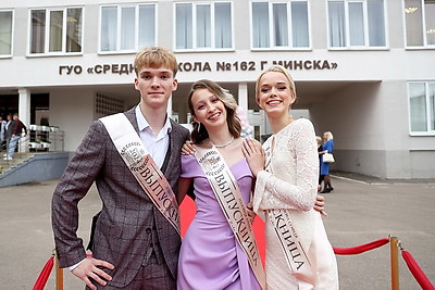 Выпускные вечера для 11-классников прошли в школах Минска