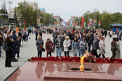 Народное возложение цветов проходит у монумента Победы в Минске