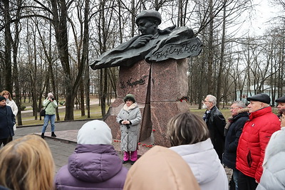 В Витебске возложили цветы к памятнику Владимиру Короткевичу