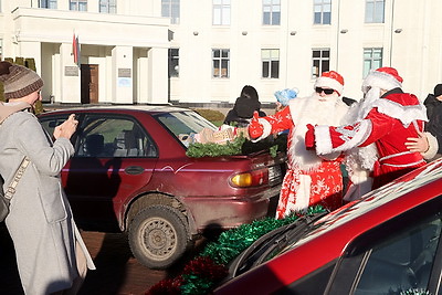 Новогодний автопарад прошел по улицам Могилева