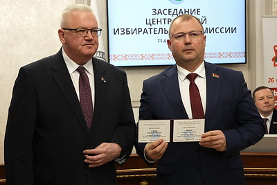 Процедура вручения удостоверений кандидатам в Президенты Республики Беларусь прошла в ЦИК