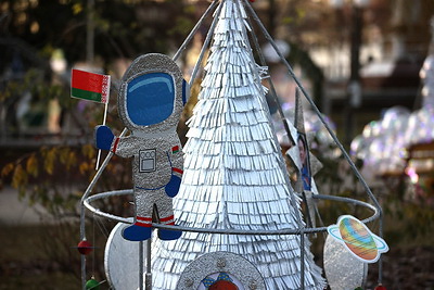 \"Дедморобус\", космическая елка и железная. В Гродно зажгли огни на аллее дизайнерских елок
