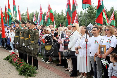 Митинг в честь Дня Независимости проходит в мемориальном комплексе \"Буйничское поле\"