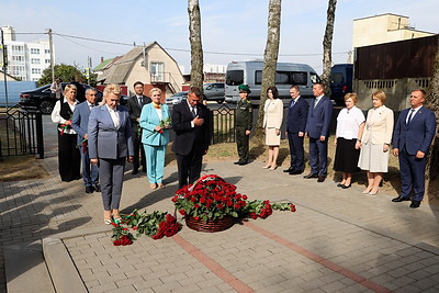 Участники Совета по взаимодействию органов местного самоуправления возложили цветы к братской могиле в агрогородке Озерцо