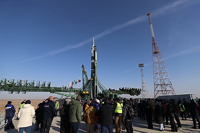 На Байконуре ведется подготовка к старту ракеты с пилотируемым кораблем \"Союз МС-25\"