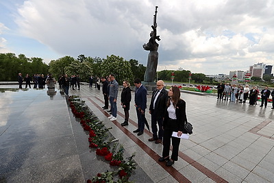 Мининформ и руководители республиканских СМИ возложили цветы к стеле \"Минск - город-герой\"