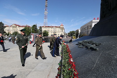 Руководство Госсекретариата Совбеза и главы силовых ведомств возложили цветы к монументу Победы в Минске