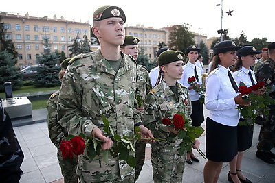 Министры внутренних дел СНГ возложили цветы к монументу Победы в Минске