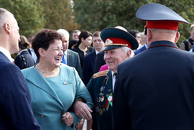 Торжественная церемония возложения цветов прошла у стелы \"Минск - город-герой\"