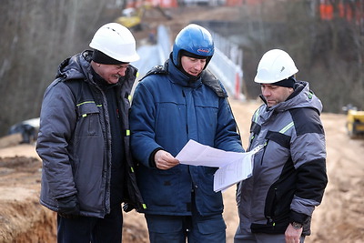 В Гродно прошли испытания реконструируемого пешеходного моста в Румлевском парке