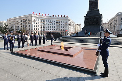 Первый заместитель премьер-министра Казахстана возложил венок к монументу Победы в Минске