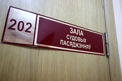 В Гродно началось судебное заседание по делу надругательства двух девушек над госсимволами