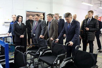 Обеспечить реинтеграцию людей с ограниченными способностями. Головченко посетил протезный центр Беларуси