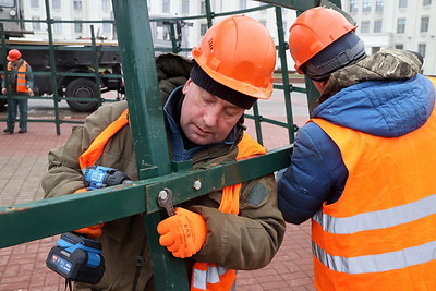 В Могилеве идет подготовка к Новому году - в городе постепенно загорается праздничная иллюминация