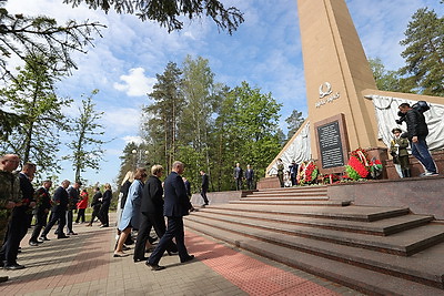 Депутаты Палаты представителей возложили цветы к братской могиле в Уручье