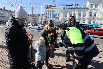 Сотрудники ГАИ поздравили женщин-водителей в Витебске