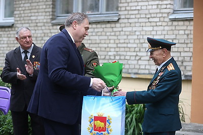 В Гродно в преддверии Дня Победы поздравили ветерана ВОВ Владимира Колесникова