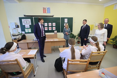 Руководители сфер образования Беларуси и России посетили школу в Минске