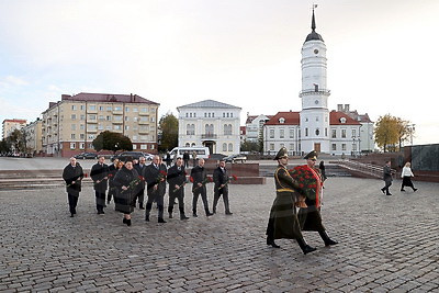 Участники экономического форума в Могилеве возложили цветы к Вечному огню