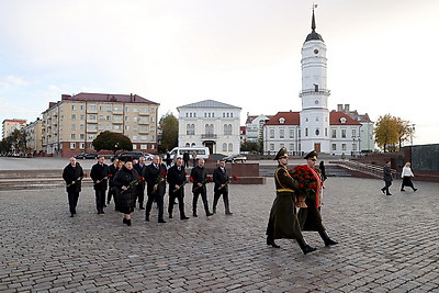 Участники экономического форума в Могилеве возложили цветы к Вечному огню