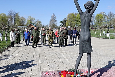 Республиканский субботник проходит в мемориальном комплексе \"Детям - жертвам войны\" в деревне Красный Берег