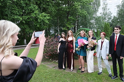100 учащихся витебской гимназии №8 отметили выпускной