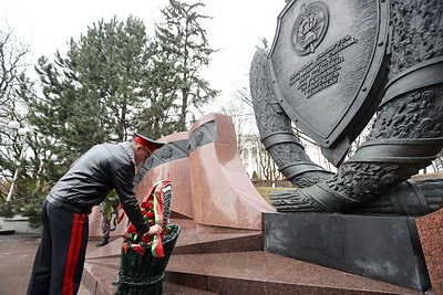 Столичные милиционеры возложили цветы к памятнику погибшим при исполнении служебного долга