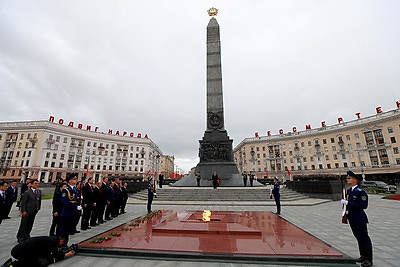 Премьер Госсовета КНР возложил венок к монументу Победы в Минске