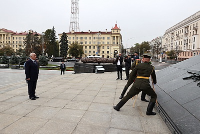 Премьер-министр Азербайджана возложил венок к монументу Победы в Минске