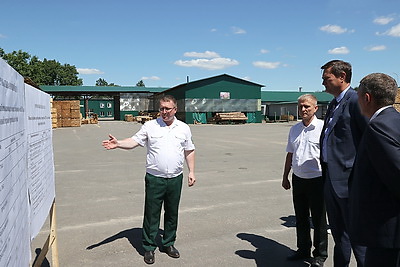 Рыженков посетил производственные объекты Чечерского района