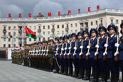 Лавров возложил венок к монументу Победы в Минске