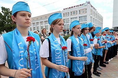 К бюсту Машерова в Витебске возложили цветы