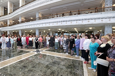 Ветераны труда из Гомельской области посетили с экскурсией Дворец Независимости