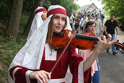 Рыцари в сияющих доспехах и дамы в прекрасных платьях. В Мстиславле прошел фестиваль средневековья