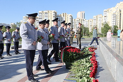 Накануне Дня Победы прошла церемония возложения цветов у стелы \"Минск - город-герой\"