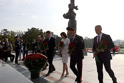 Торжественная церемония возложения цветов прошла у стелы \"Минск - город-герой\"