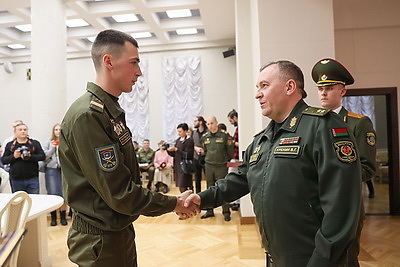 Лучших солдат-срочников и их матерей чествовали в Доме офицеров в Минске