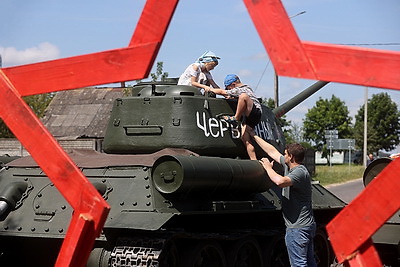 \"Марш Победы\". Легендарные танки Т-34 встретили в Дятлово